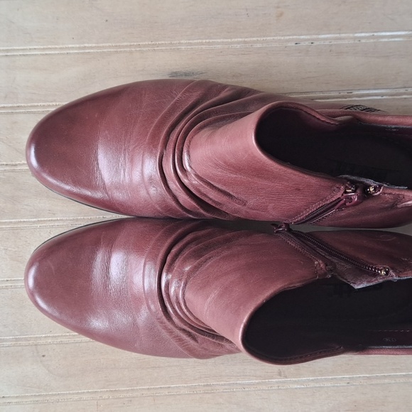 Earth Pegasus Merlot Soft Leather Zipper Slouchy Short Heel Ankle Booties Comfy - Picture 3 of 15
